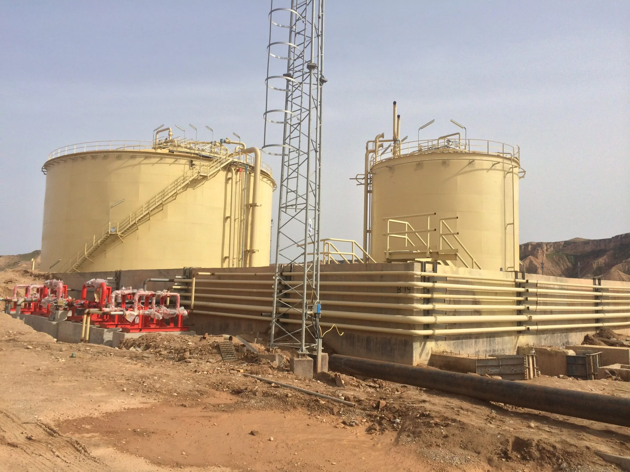 طراحی و ساخت ۵ مخزن ذخیره واحد نمک‌زدایی نفت دهلران